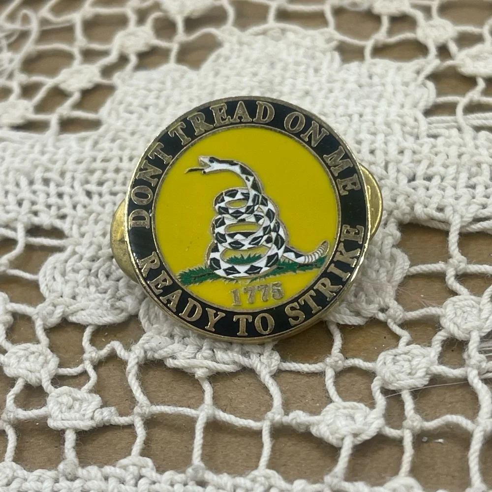 Don’t Tread on me ready‎ to strike pin